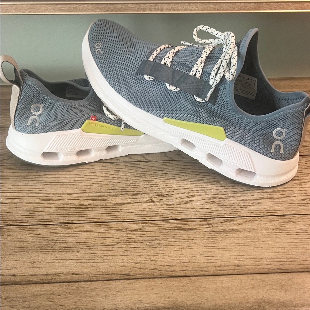 On Running men’s blue and White Sneakers size 11